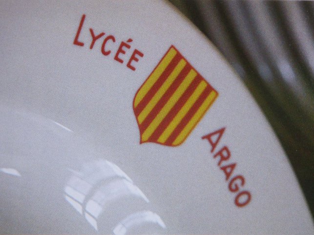 Les pancus mangeaient dans de la vaisselle siglée lycée Arago ! Chic n'est ce pas?